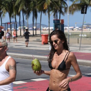 Izabel Goulart voltou descalça para o hotel onde estava hospedada