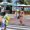 Izabel Goulart atravessa faixa ao deixar praia de Copacabana