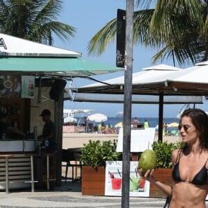 Izabel Goulart atravessa faixa ao deixar praia de Copacabana
