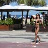 Izabel Goulart deixa praia de Copacabana com coco na mão e descalça