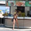 Izabel Goulart bebe água de coco enquanto deixa praia de Copacabana