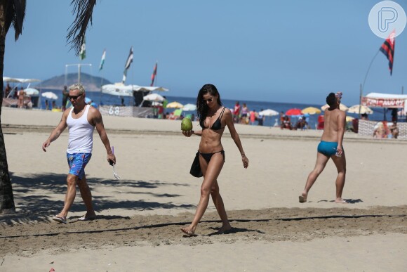 Izabel Goulart deixa praia de Copacabana com o amigo Matheus Mazzafera