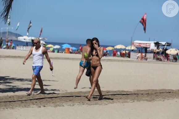 Izabel Goulart deixa praia de Copacabana com Matheus Mazzafera