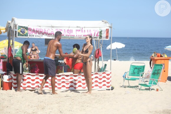 Izabel Goulart comprou a água de coco após o mergulho em Copacabana