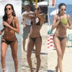 Izabel Goulart mergulha, toma ducha e bebe água de coco em praia no RJ. Fotos!