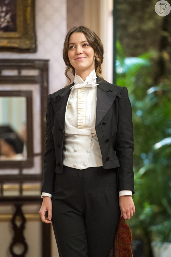 Susana (Alessandra Negrini) lembra o look usado por Elisabeta (Nathalia Dill) no baile promovido pelo Barão (Ary Fontoura) na novela 'Orgulho e Paixão': 'Se veste como um homem de saltos'