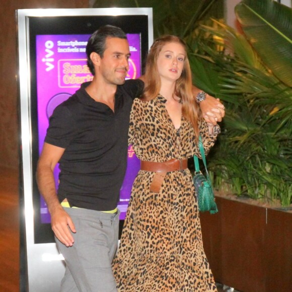 Marina Ruy Barbosa e o marido, Xandinho Negrão, são sempre fotografados em passeios no shopping