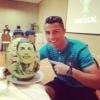 Cristiano Ronaldo posa com a melancia que ganhou no hotel onde está hospedado. O galã da Seleção Portuguesa exibiu o desenho do seu rosto para a foto e postou nas suas redes sociais