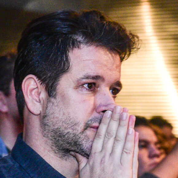 Murilo Benício não escondeu a emoção ao prestigiar a mulher, Débora Falabella, em teatro
