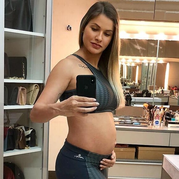 Andressa Suita se espantou com sua barriga de 5 meses de gravidez: 'Parece com 7'