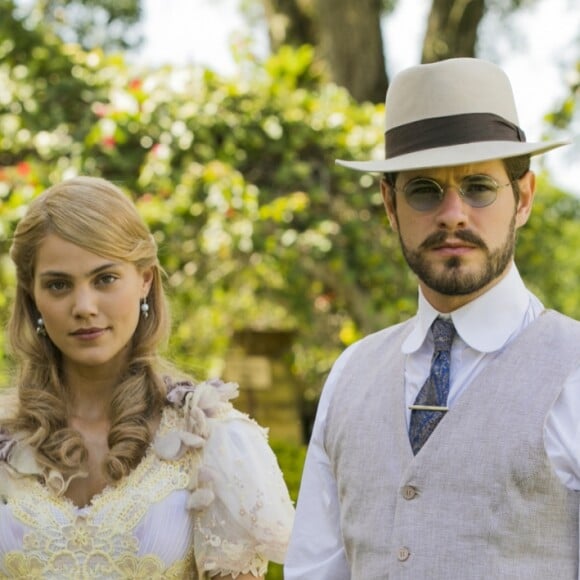 Jane (Pâmela Tomé) e Camilo (Maurício Destri) se aproximaram após incentivo de Ofélia (Vera Holtz), mãe dela, na novela 'Orgulho e Paixão'