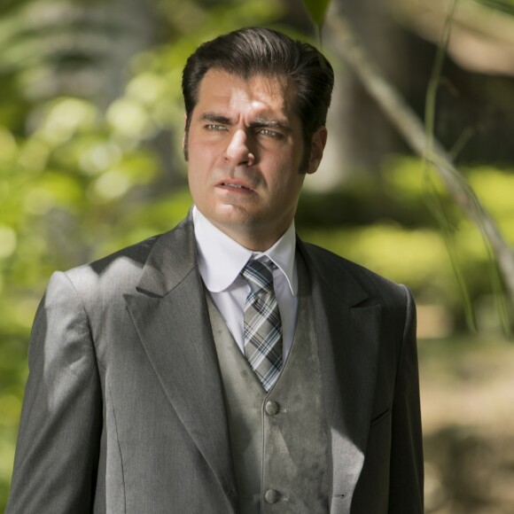 Darcy (Thiago Lacerda) sai em defesa de Camilo (Maurício Destri) na novela 'Orgulho e Paixão': 'Tenho certeza que Camilo não falaria isso'