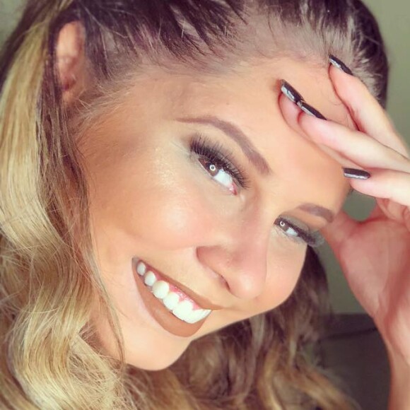 Marília Mendonça se fantasiou no Carnaval para curtir bloco