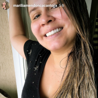Marília Mendonça, sem make e com cabelo natural, não é reconhecida: 'Cara limpa'