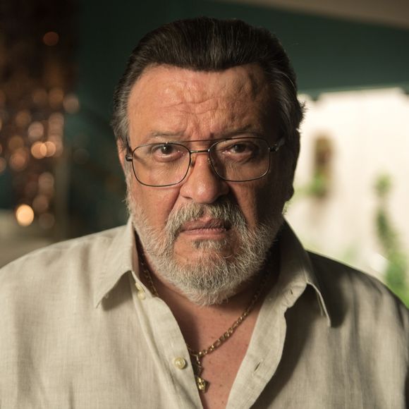 Gustavo (Luis Melo) volta a morar com na casa de Nádia (Eliane Giardini) e seus filhos, na novela 'O Outro Lado do Paraíso'