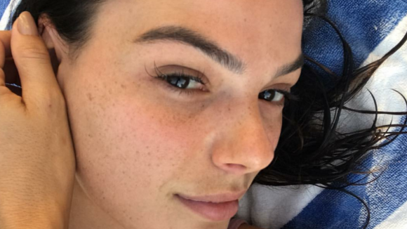 Isis Valverde abre mão de maquiagem e exibe beleza natural: 'Só amor'. Foto!