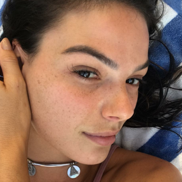 Isis Valverde abriu mão de maquiagem e exibiu beleza natural em foto publicada no Instagram, nesta terça-feira, 27 de março de 2018