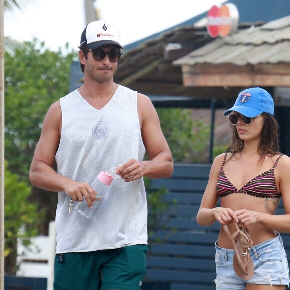 Isis Valverde foi clicada usando biquíni listrado em dia de praia com namorado