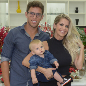 Filho e namorado de Karina Bacchi combinam camisa jeans em festa