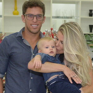 Karina Bacchi mima e enche filho de beijos em festa