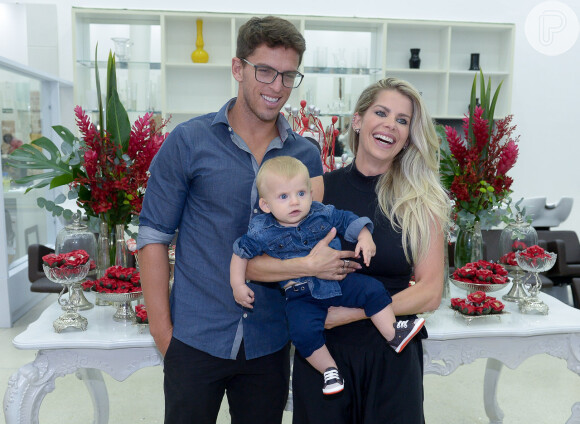 Karina Bacchi leva filho e namorado, Amaury Nunes, para festa de aniversário do hairstylist Fabinho Araújo em São Paulo, nesta terça-feira, 27 de março de 2018
