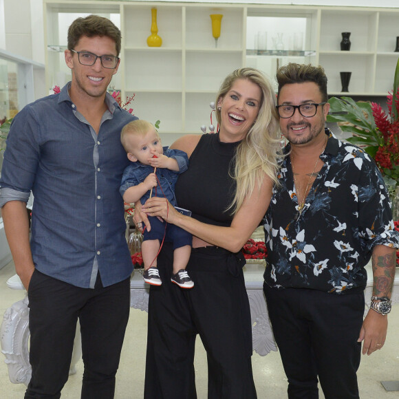 Karina Bacchi homenageia o hairstylist Fabinho Araújo em aniversário: 'Amigo maravilhoso, padrinho amoroso, profissional exemplar! Agradeço a Deus por sua amizade ! '