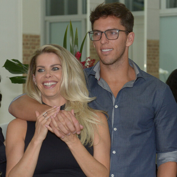 Karina Bacchi e Amaury Nunes estão morando juntos