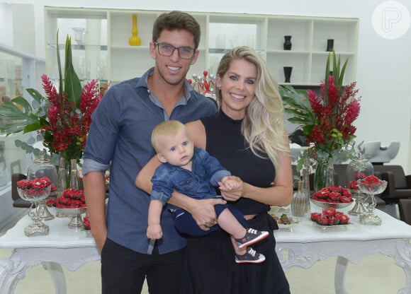 Karina Bacchi leva namorado e filho para festa do hairstylist Fabinho Araújo na casa Criar, em São Paulo, nesta terça-feira, 27 de março de 2018