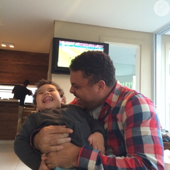 Ronaldo paparica o afilhado José Marcus, filho de Wanessa e Marcus Buaiz (22 de junho de 2014)