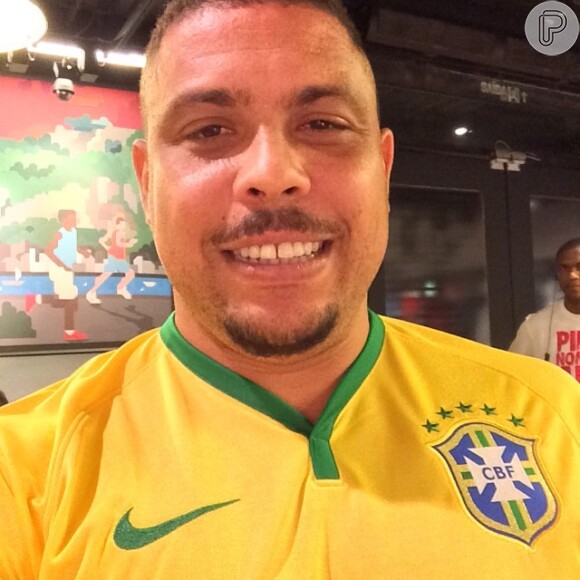 Ronald posa com a camisa da Seleção Brasileira