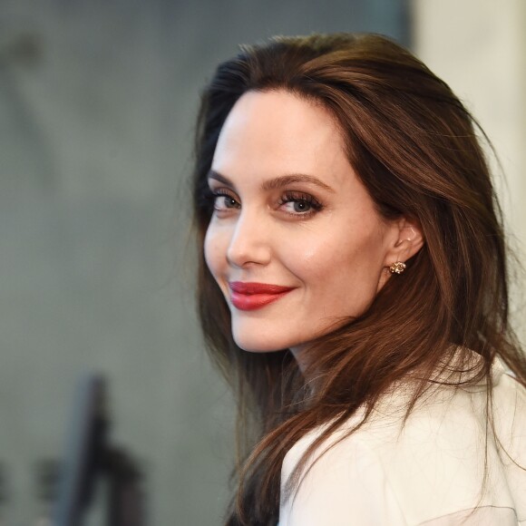 Segundo a fonte do site, os filhos de Angelina estão desapontados agora que a mãe está namorando novamente. 'Demorou algum tempo para as crianças entenderem que a família está dividida após o divórcio'