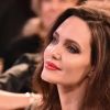Angelina Jolie evita expor para os filhos detalhes da sua vida amorosa: 'Quando ela sai, Angie diz às crianças que ela está saindo para jantares de trabalho. Mas os mais velhos sabem o que realmente está acontecendo e isso os deixam tristes'