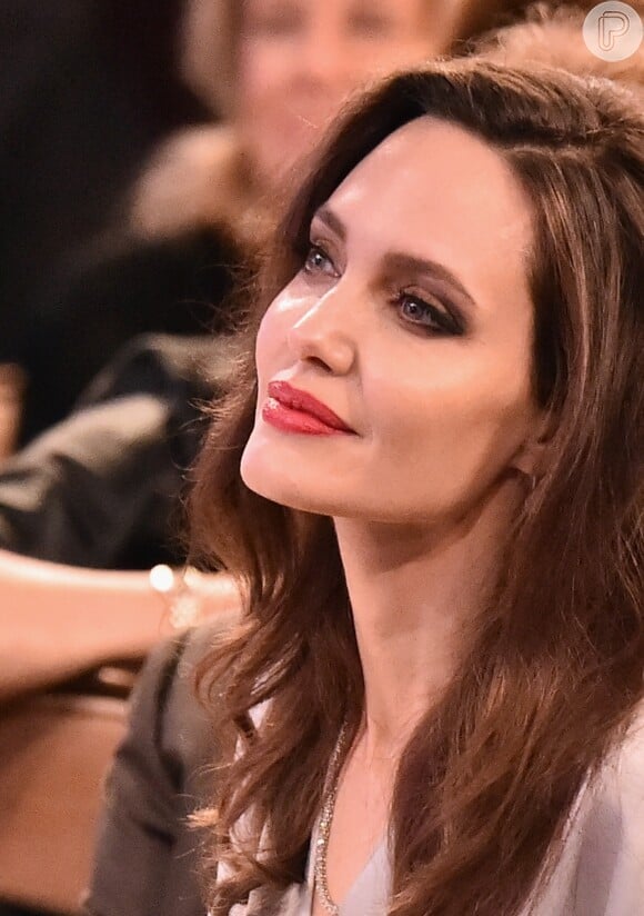Angelina Jolie evita expor para os filhos detalhes da sua vida amorosa: 'Quando ela sai, Angie diz às crianças que ela está saindo para jantares de trabalho. Mas os mais velhos sabem o que realmente está acontecendo e isso os deixam tristes'