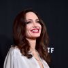 Angelina Jolie tem a preocupação se preservar os filhos sobre os boatos da sua vida amorosa: 'Angelina sente que as crianças são muito jovens para se preocuparem com sua vida adulta e a última coisa que ela quer é que as crianças voltem para o pai e falem sobre os homens diferentes que a mãe está vendo'