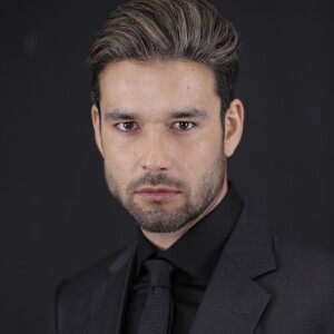 Ricardo (Sergio Marone) e o Anticristo são a mesma pessoa, diz Benjamin (Igor Rickli) a Isabela (Paloma Bernardi) no capítulo de quarta-feira, 4 de abril de 2018 da novela 'Apocalipse'