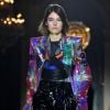 A grife Balmain apostou no vinil em peças com estampas holográficas na Semana de Moda de Paris em 2018