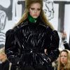 A grife Miu Miu apostou na tendência do vinil em peças oversized na semana de moda de Paris 2018