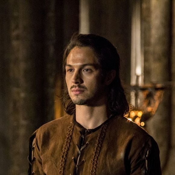 Afonso (Romulo Estrela) faz um corte na mão de Amália (Marina Ruy Barbosa) para retirar o veneno e depois procura por Mandingueira (Rosa Marya Colin) na novela 'Deus Salve o Rei': 'Pode nos ajudar!'