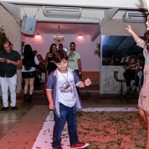 Yudhi roubou a cena no aniversário da mãe, a empresária Mileide Mihaile