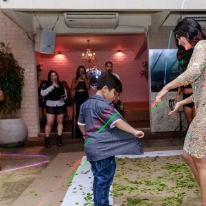 Mileide Mihaile e filho, Yudhi, dançaram em festa de aniversário da empresária