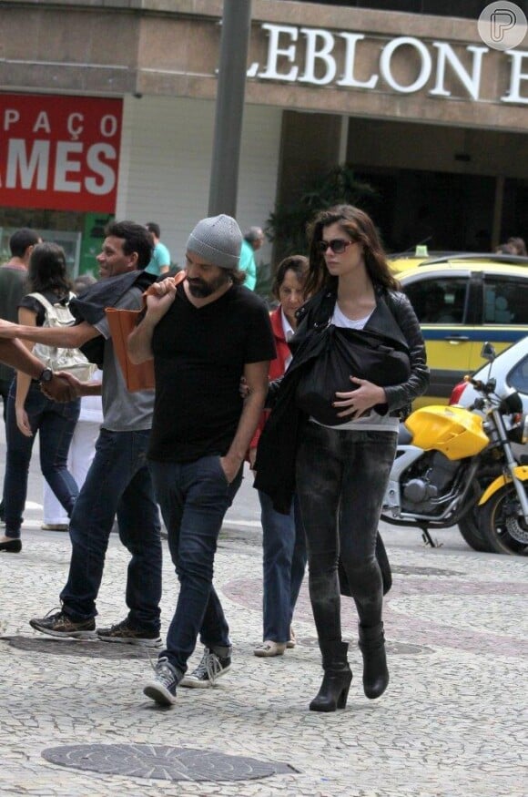 Alinne Moraes e o marido, o cineasta Mauro Lima, são fotografados pela primeira vez passeando com o filho, Pedro