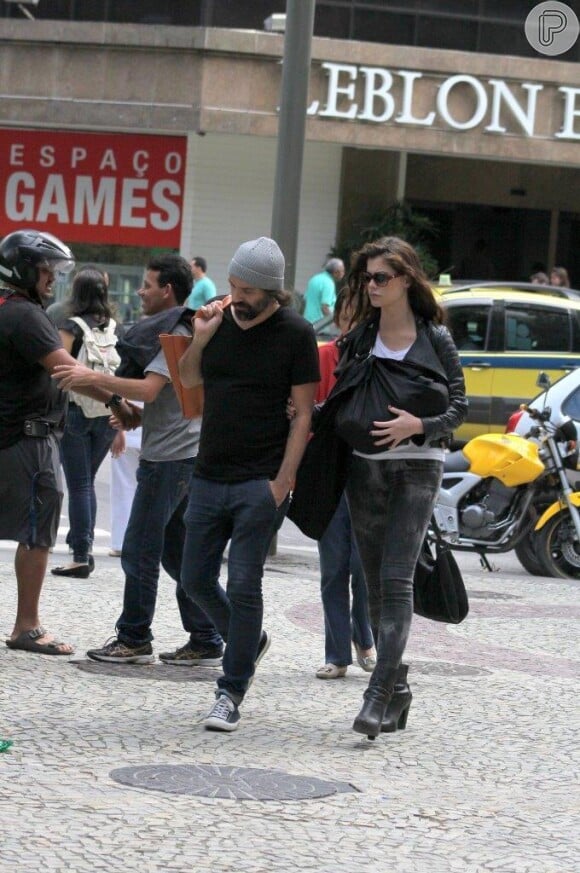 Alinne Moraes passeia com o marido, o cineasta Mauro Lima, pelas ruas do Leblon, Zona Sul do Rio de Janeiro