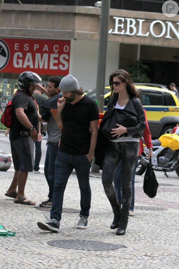 Alinne Moraes esconde o filho, Pedro, durante passeio com o marido, o cineasta Mauro Lima