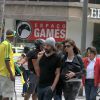 Alinne Moraes esconde o filho, Pedro, de um mês, durante passeio com o marido, o cineasta Mauro Lima, pelas ruas do Leblon, Zona Sul do Rio de Janeiro