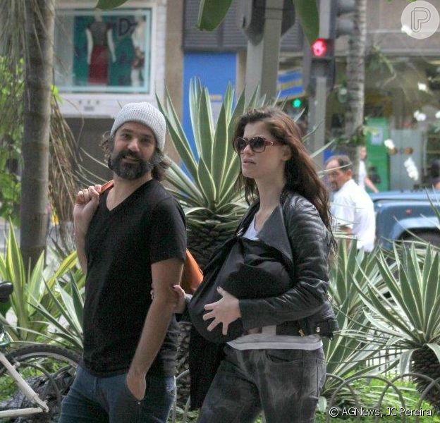 Alinne Moraes esconde o filho, Pedro, durante passeio com ...
