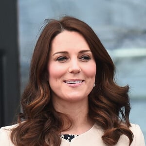 Kate Middleton tem se mostrado prestativa: 'Tem feito o que pode para ajudar Meghan a se adaptar à vida atrás das paredes do palácio'