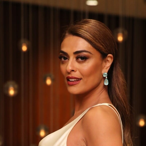 'Sou extremante eclética e ao mesmo tempo que adoro o clássico, também gosto do folk, do romântico. É uma dificuldade ter um closet enxuto', diz Juliana Paes