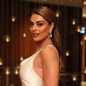 Juliana Paes ensina truque para cabelo mais volumoso: 'Sempre tive o cabelo mais repicado para ganhar volume'