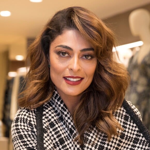 Juliana Paes fala truque de maquiagem: 'Faço um chazinho de camomila como se fosse beber mesmo. Tento colocar mais concentrado, com uns dois, três saquinhos. Nem sempre tenho a flor mesmo, é difícil ter em casa sempre. Aí coloco no congelador e espero ficar quase congelado'