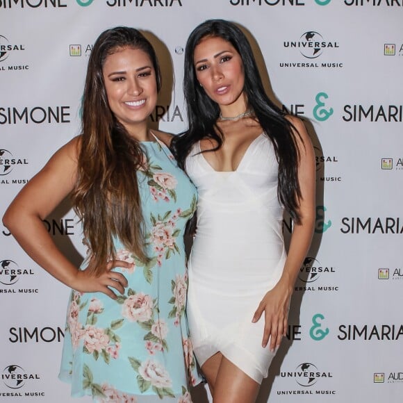 Dupla de Simone, Simaria é fã de looks com decotes poderosos